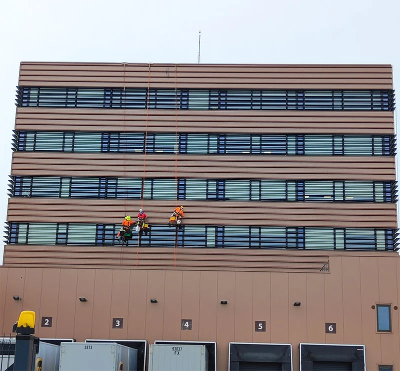 Dažymo darbai aukštyje Dažymo darbai aukštyje